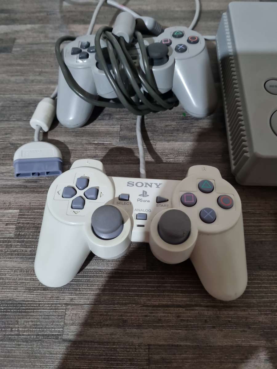 Original Playstation 1 - chipped with memory card and one working controller