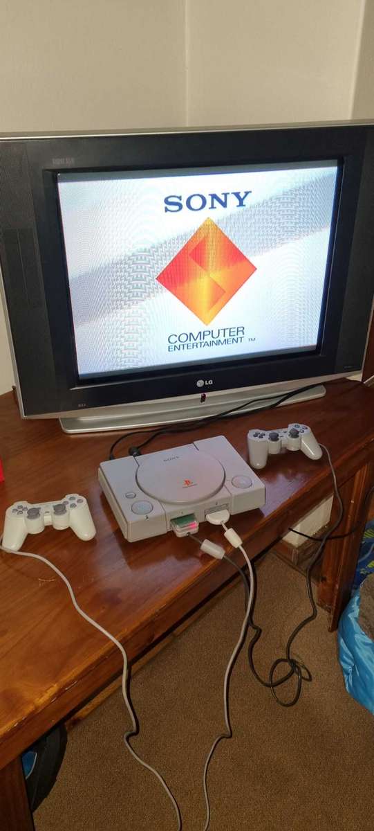 Original Playstation 1 - chipped with memory card and one working controller