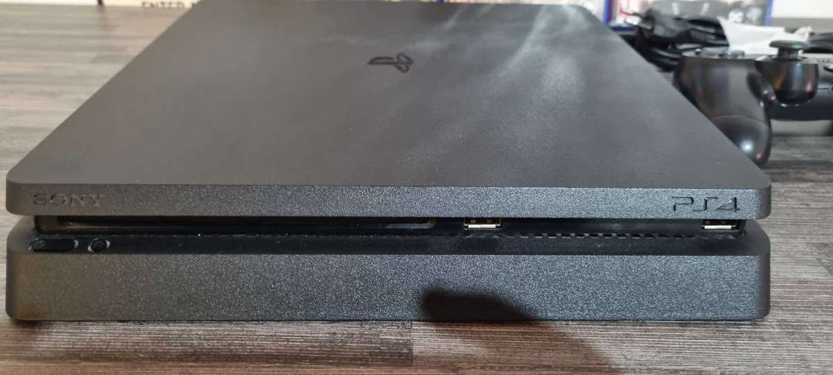 Playstation 4 Slim Console + 3 Games