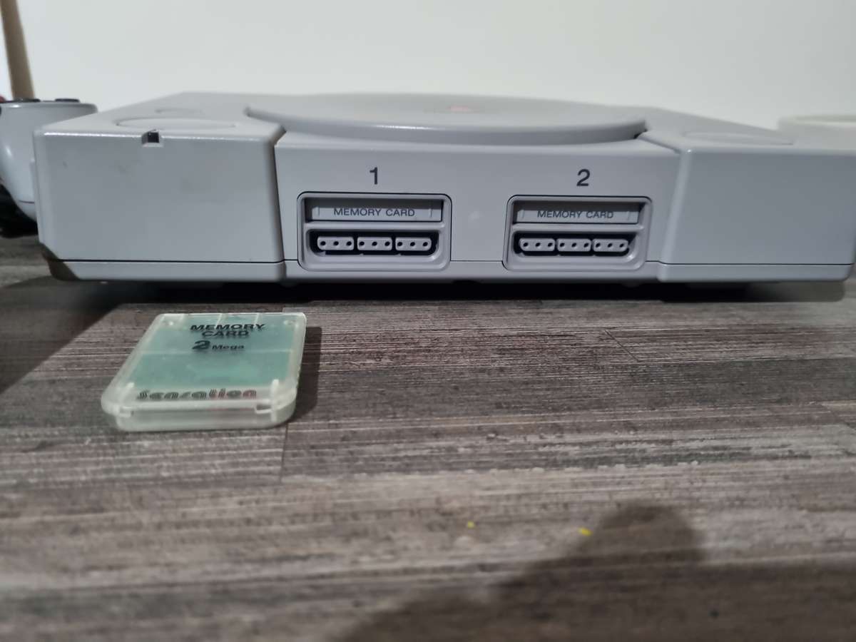 Original Playstation 1 - chipped with memory card and one working controller