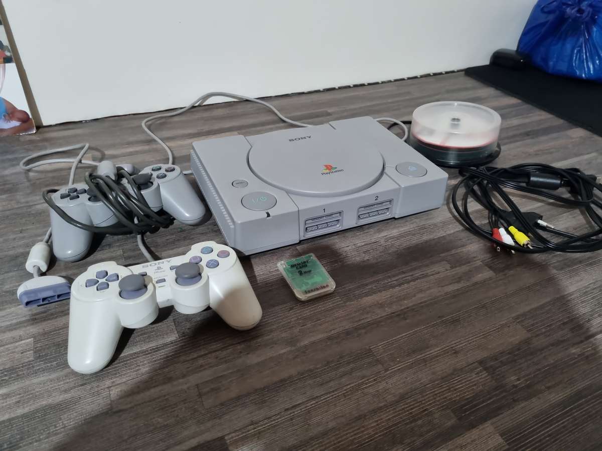 Original Playstation 1 - chipped with memory card and one working controller