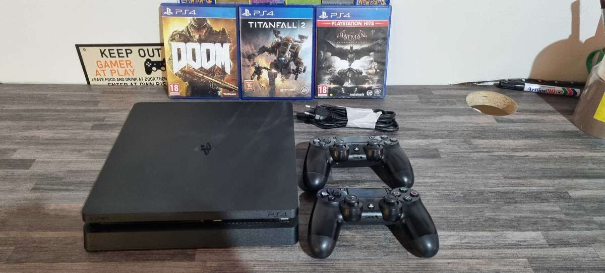 Playstation 4 Slim Console + 3 Games