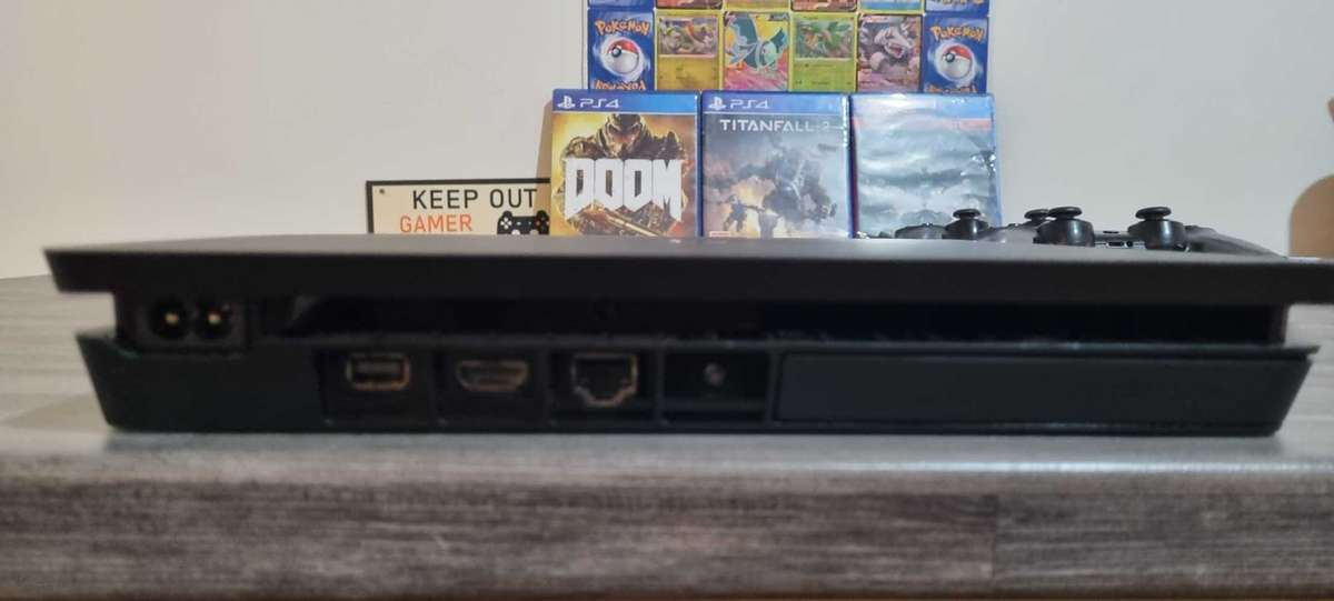 Playstation 4 Slim Console + 3 Games