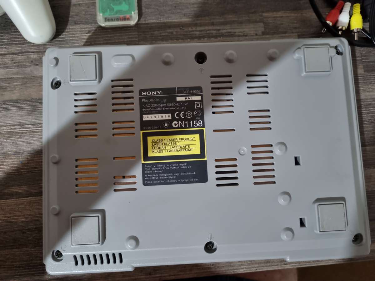 Original Playstation 1 - chipped with memory card and one working controller