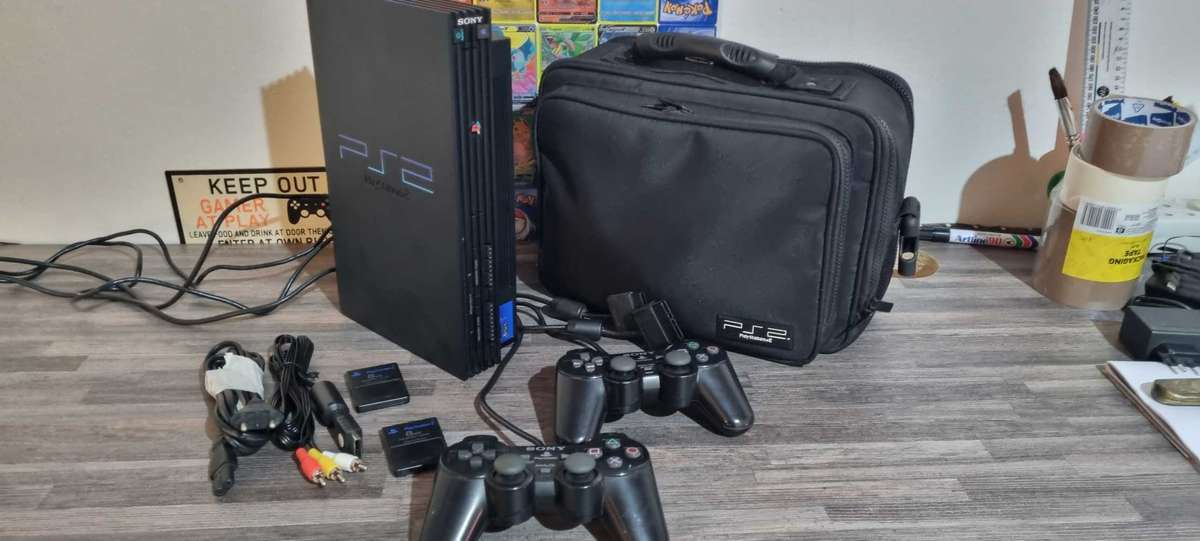 Playstation 2 PHAT Console + 2 x Controllers + 2 x Memory Cards + Original PS2 Carry bag