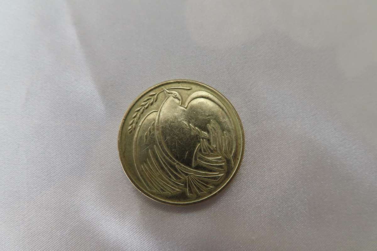 Elizabeth II Two Pound Coin Dove of Peace and Goodwill 1945 - 1995