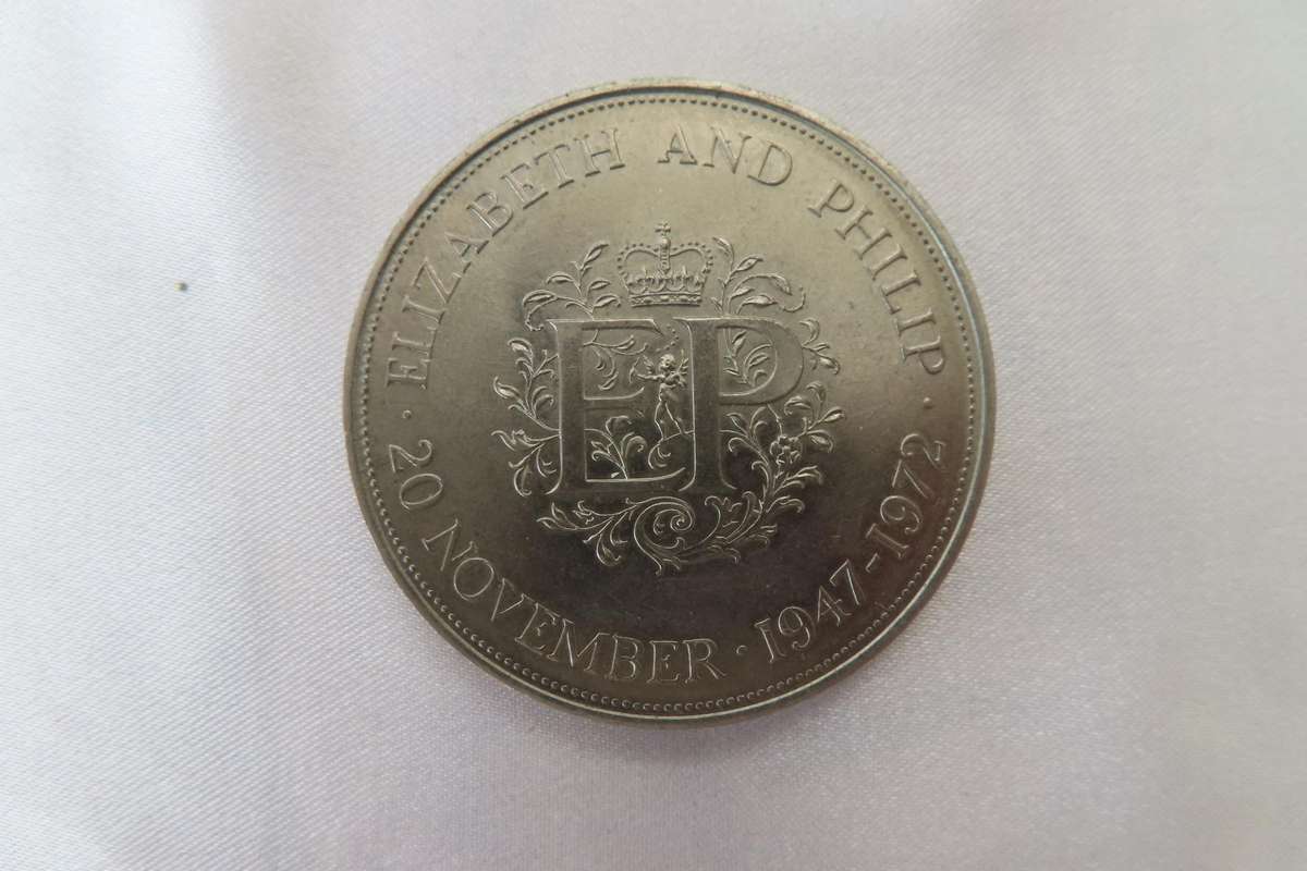 Queen Elizabeth & Prince Phillip 25th Wedding Anniversary 1947-1972 Coin