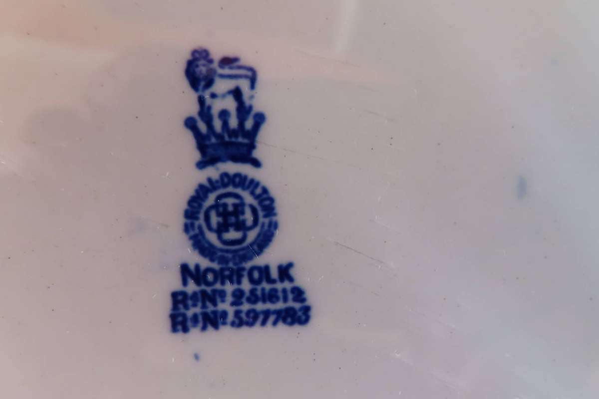 Norfolk England Vintage Dinner Plates x 3
