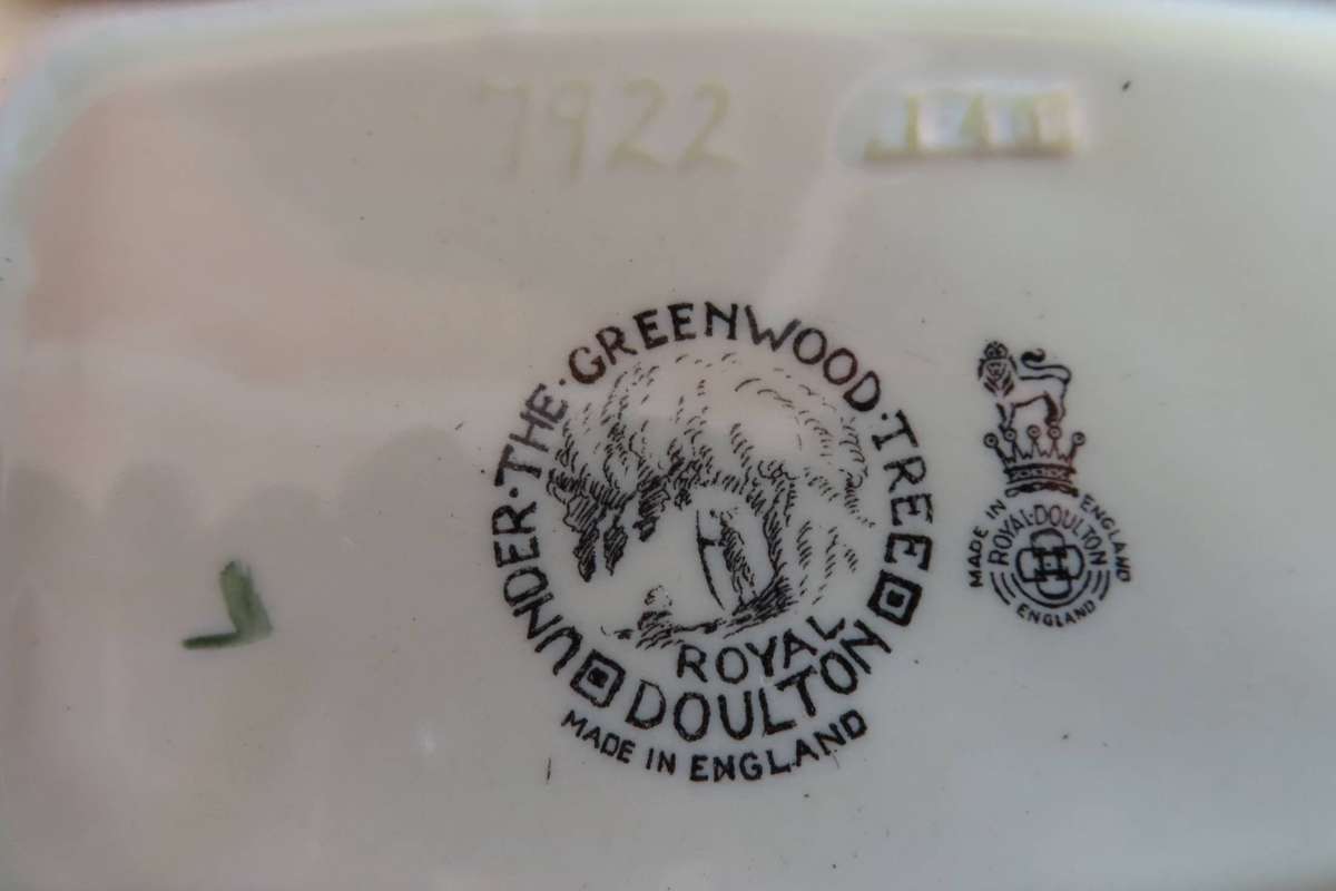 Royal Doulton Series Ware Under the Greenwood Tree - D6094 Pin or Soap Dish.