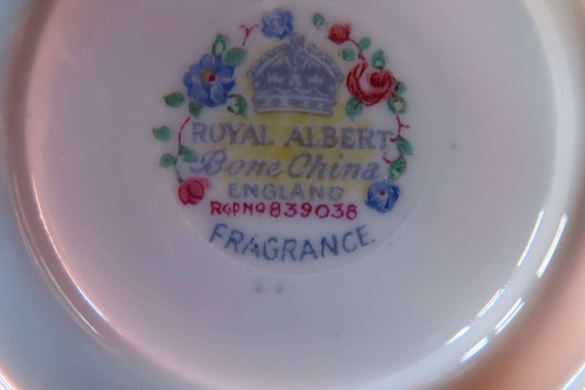 Royal Albert Fragrance 2 x Saucers & 2 x Cake Plates.