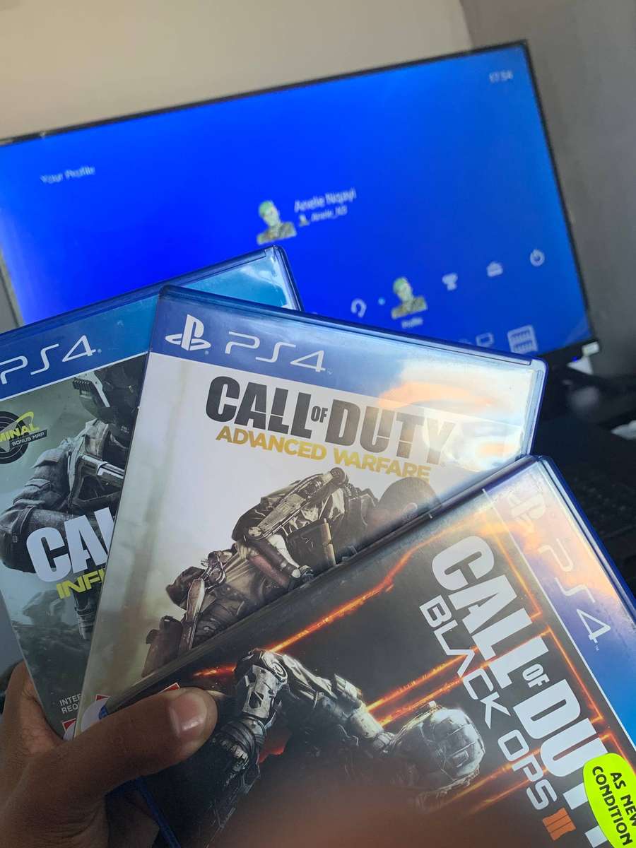 Sony PlayStation 4 Slim (500GB SSD)  Bundle with 7 Games + Accessories