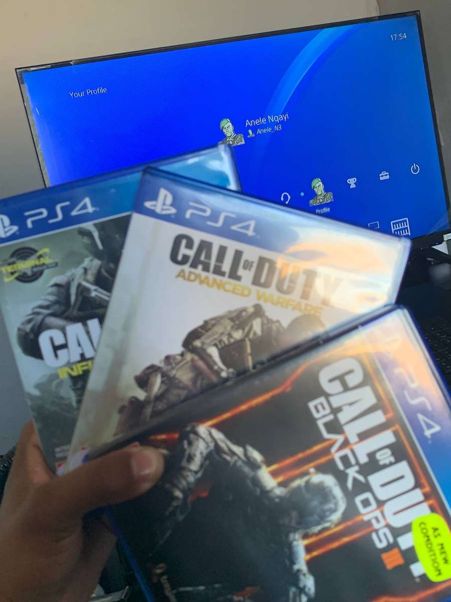 Sony PlayStation 4 Slim (500GB SSD)  Bundle with 7 Games + Accessories