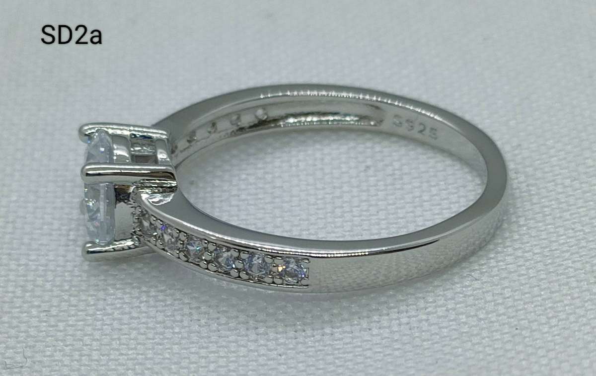 Sterling silver lab grown diamond ring- 925 stamped -size 7 - lovely design-