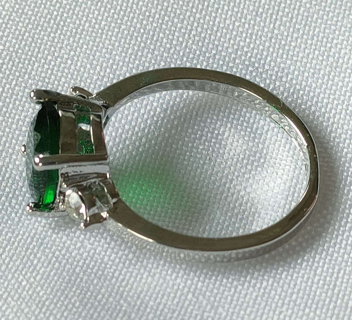 Gorgeous lab created Emerald green Gemstone ring: Large stone: Size US7, 7 of 7