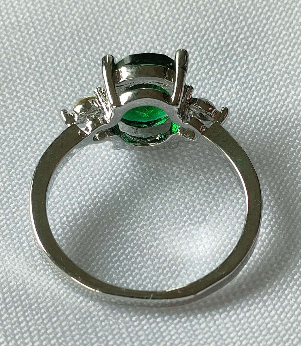 Gorgeous lab created Emerald green Gemstone ring: Large stone: Size US7, 7 of 7