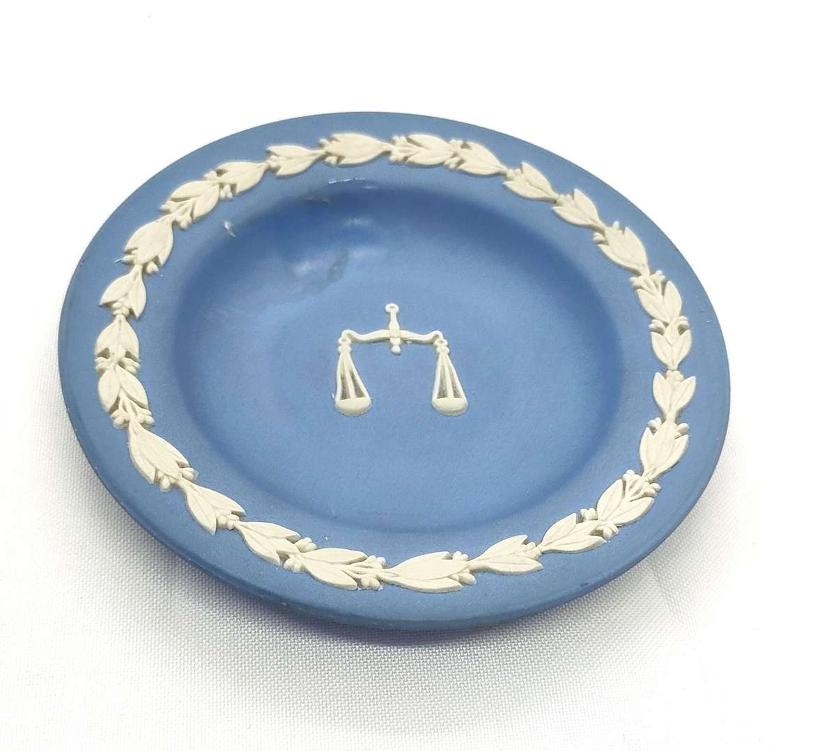 Wedgwood Jasperware collection - no damage - 3 larger plates 175 mm diameter - 115 mm small plate