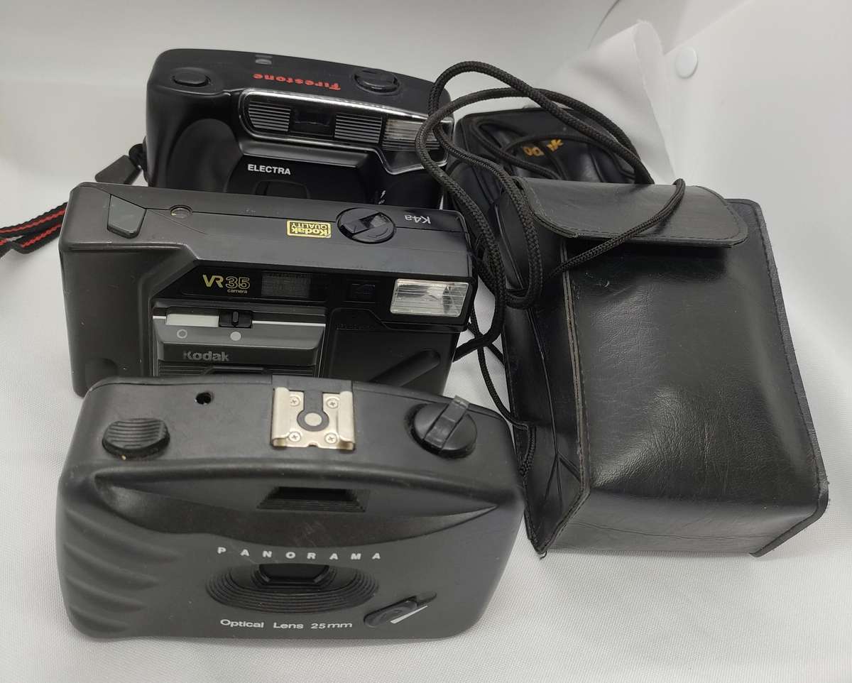 Vintage lot of 3 cameras- 2 in bags - appears in excellent condition - selling as is - only one bid