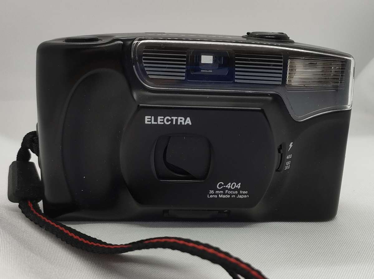 Vintage lot of 3 cameras- 2 in bags - appears in excellent condition - selling as is - only one bid