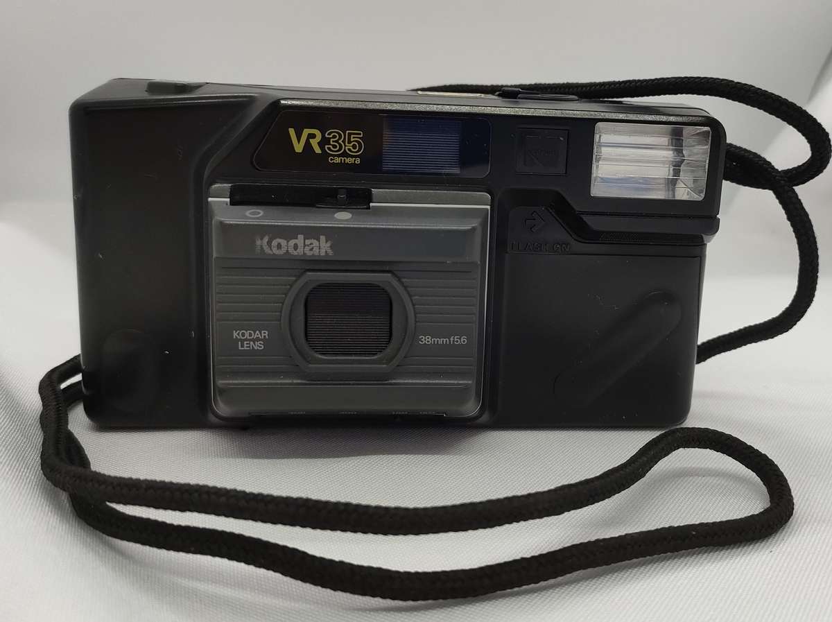 Vintage lot of 3 cameras- 2 in bags - appears in excellent condition - selling as is - only one bid