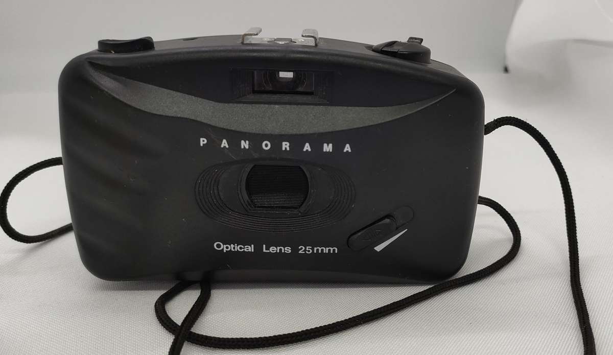 Vintage lot of 3 cameras- 2 in bags - appears in excellent condition - selling as is - only one bid