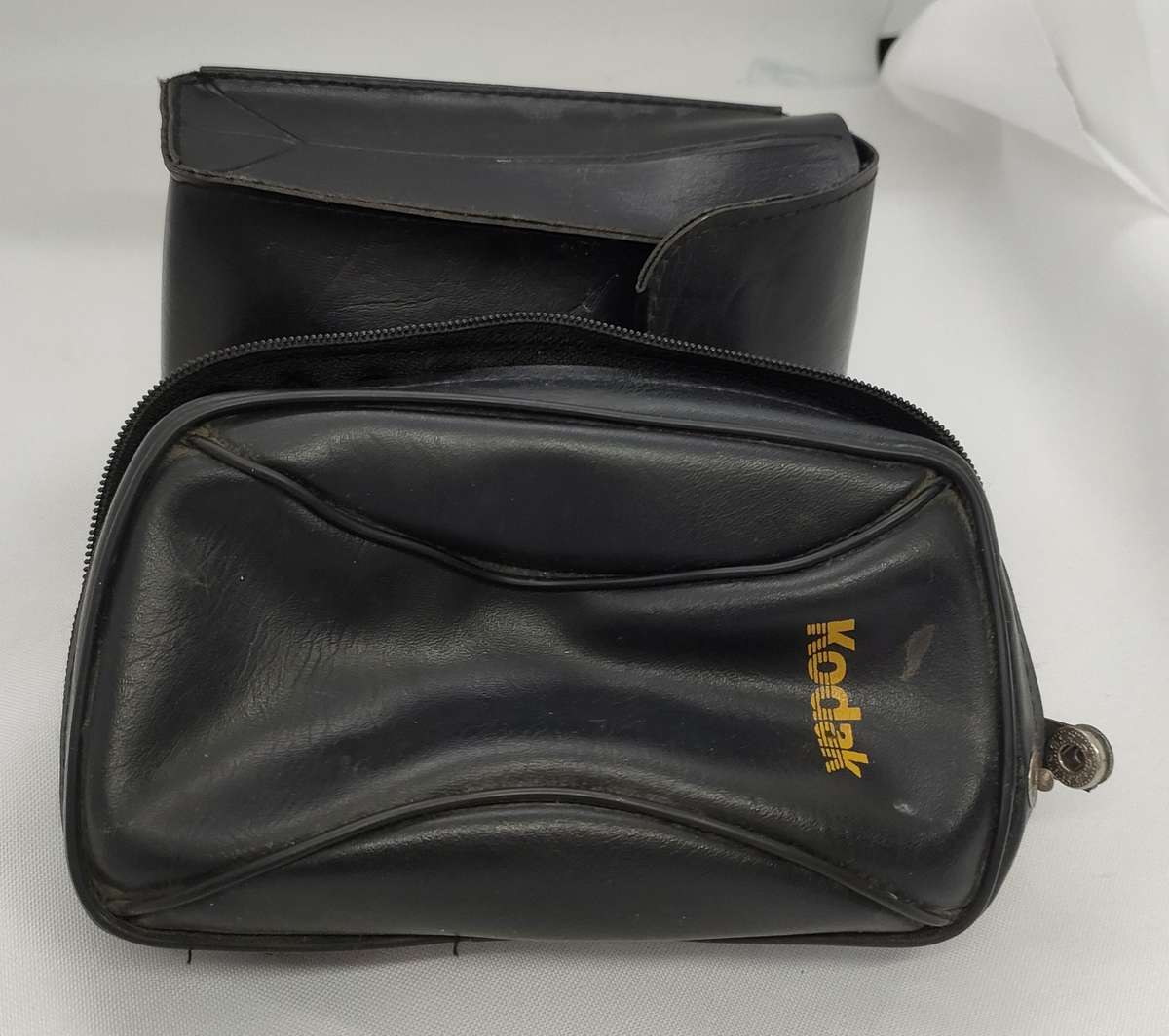 Vintage lot of 3 cameras- 2 in bags - appears in excellent condition - selling as is - only one bid