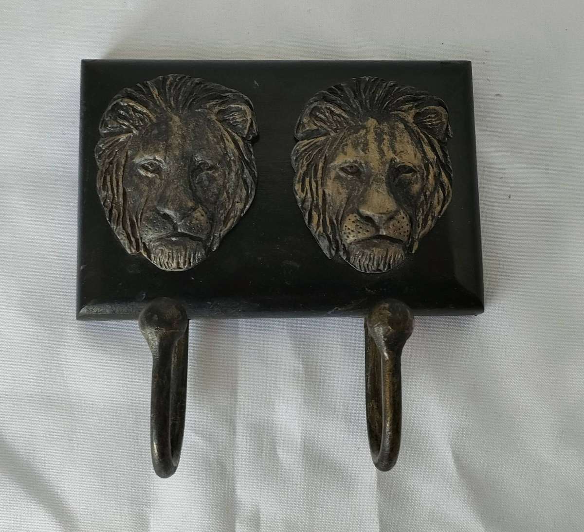 Stunning cast Lions head bronze coat hanger plus 4 similiar drawer/door handles with screws: 150x140