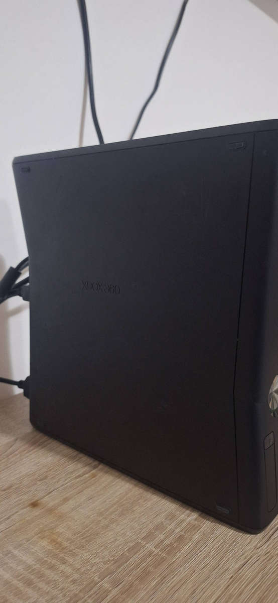  Xbox 360 S Bundle  Console + 2 Controllers + Kinect + 14 Games