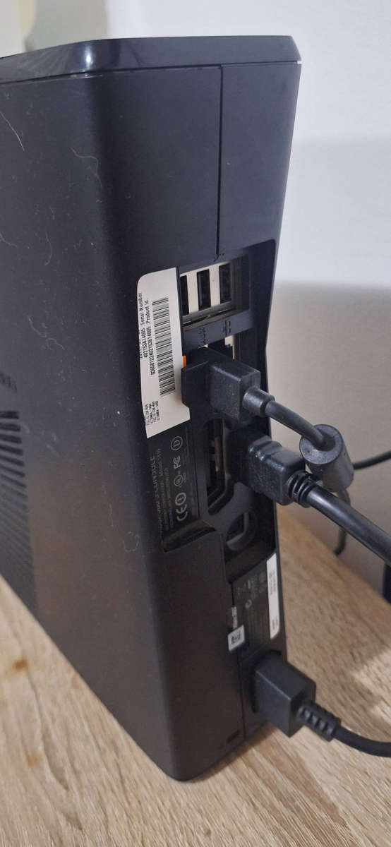  Xbox 360 S Bundle  Console + 2 Controllers + Kinect + 14 Games