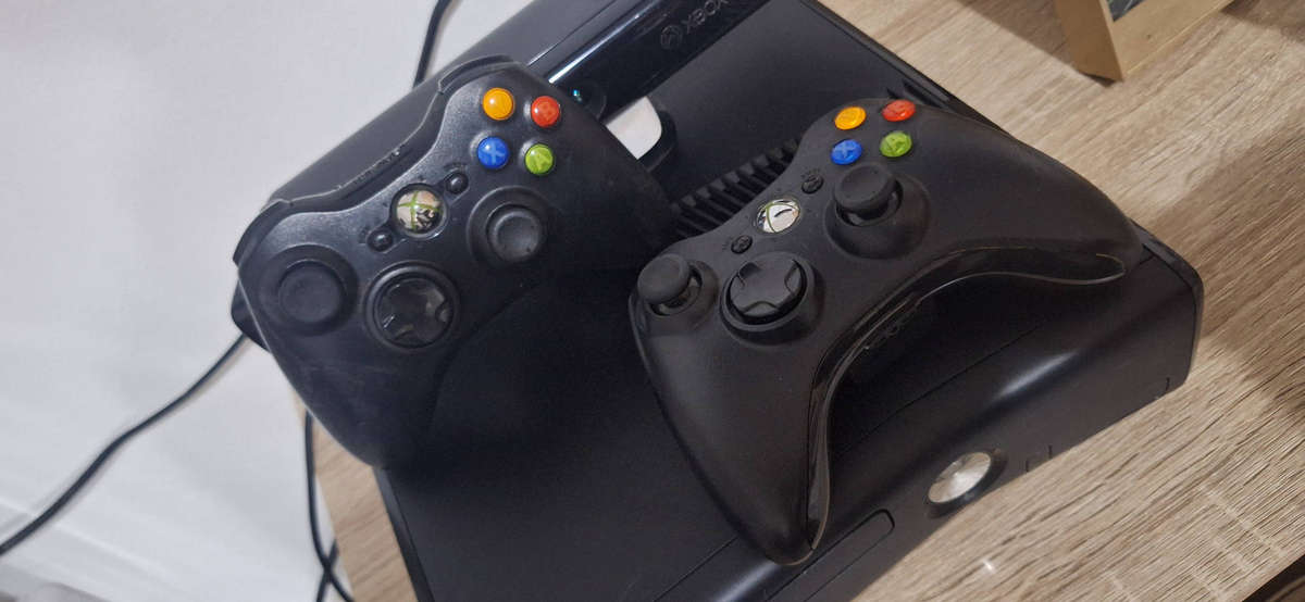  Xbox 360 S Bundle  Console + 2 Controllers + Kinect + 14 Games