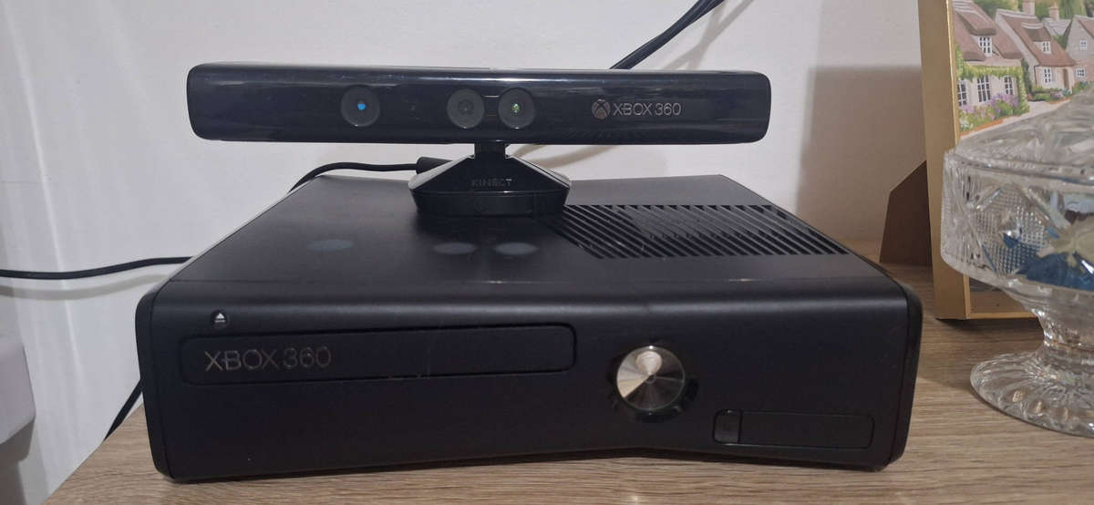  Xbox 360 S Bundle  Console + 2 Controllers + Kinect + 14 Games