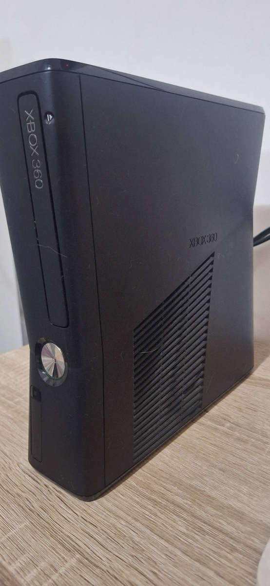  Xbox 360 S Bundle  Console + 2 Controllers + Kinect + 14 Games