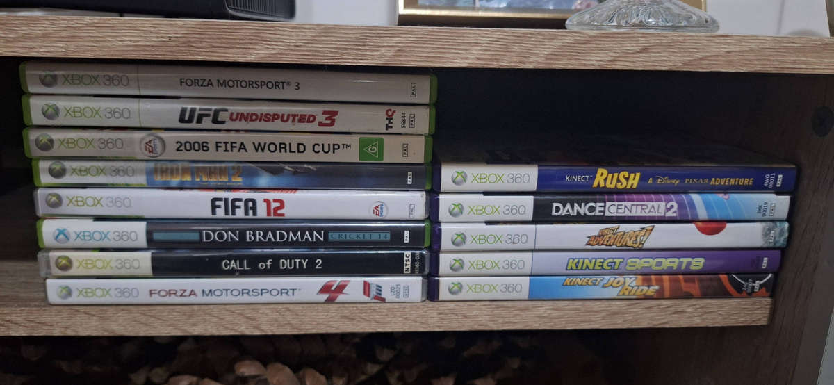  Xbox 360 S Bundle  Console + 2 Controllers + Kinect + 14 Games