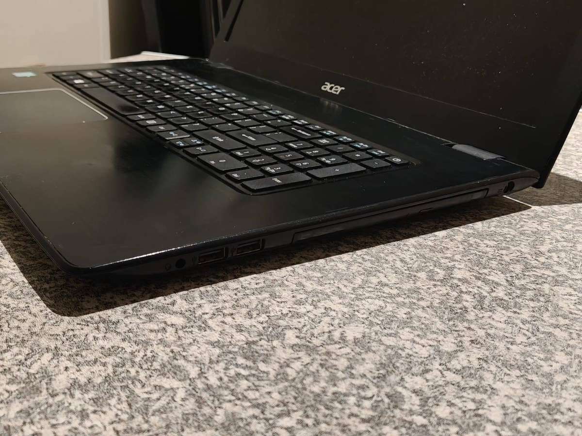 Acer Aspire E5 17.3" Display Intel Core i5 7th Gen for Spares/Repairs