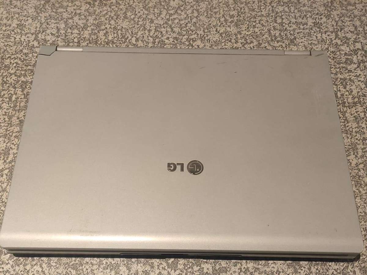 LG E500 Intel Celeron 15.6" Display 1GB Ram 320GB HDD Windows 10