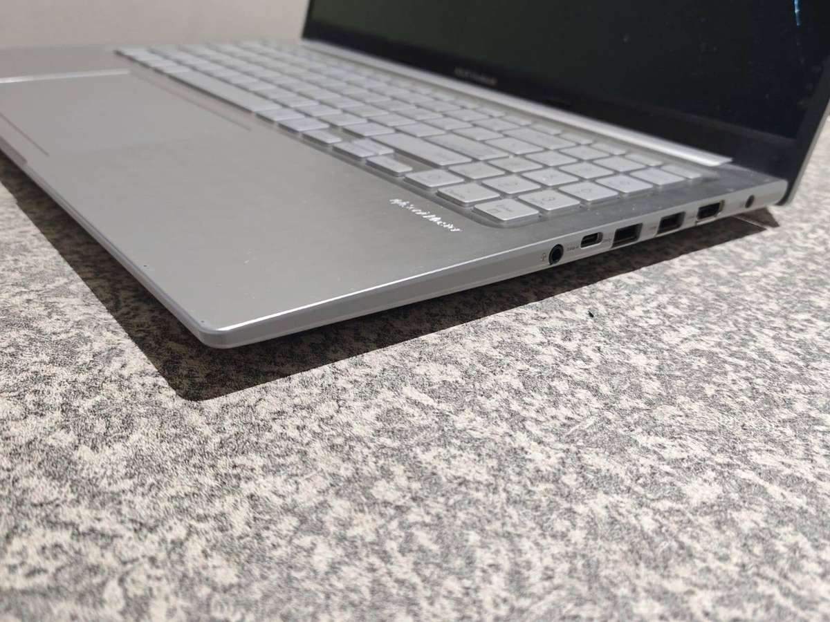 Asus VivoBook 15 OLED 15.6" Ryzen 7 13th Gen Processor 8GB Ram PLEASE READ