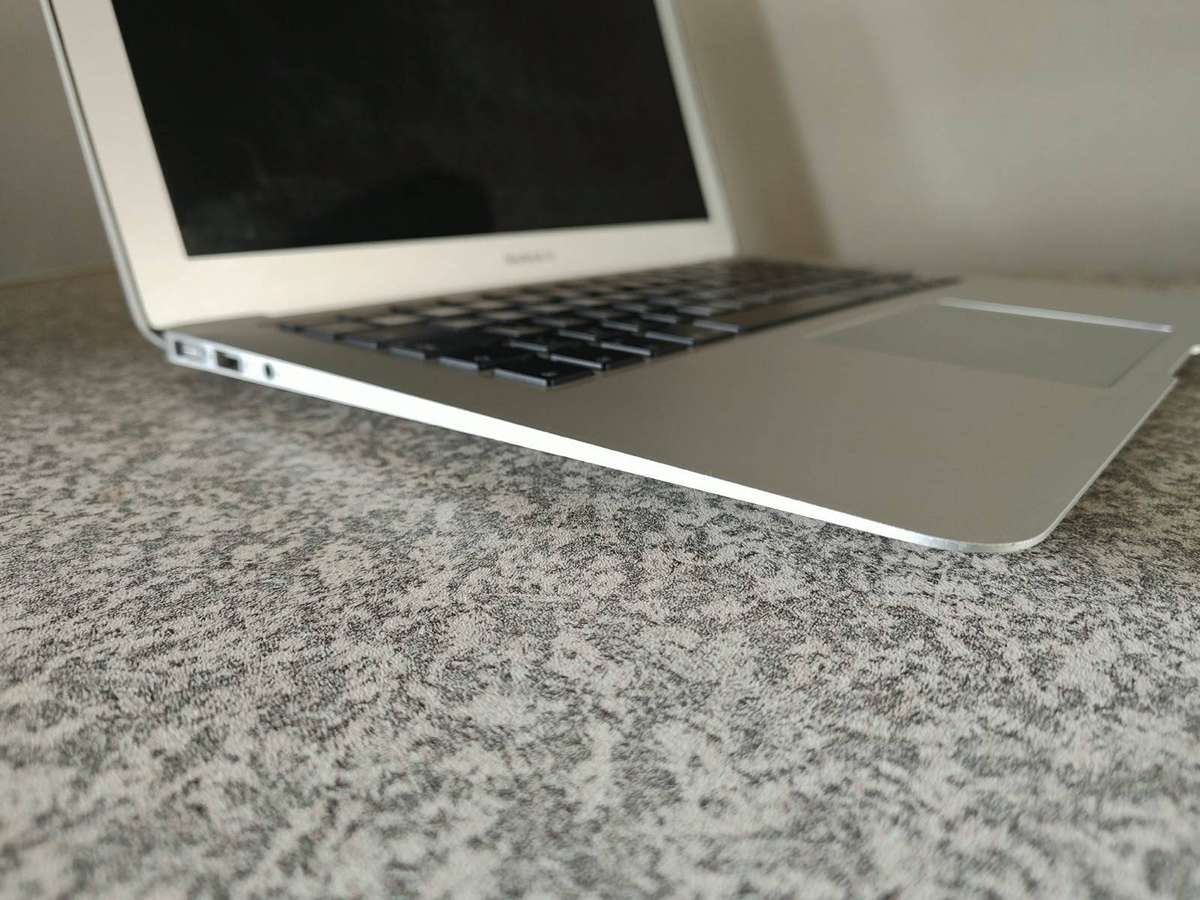 Macbook Air 2017 13" Display Intel Core i5 Processor 8GB Ram
