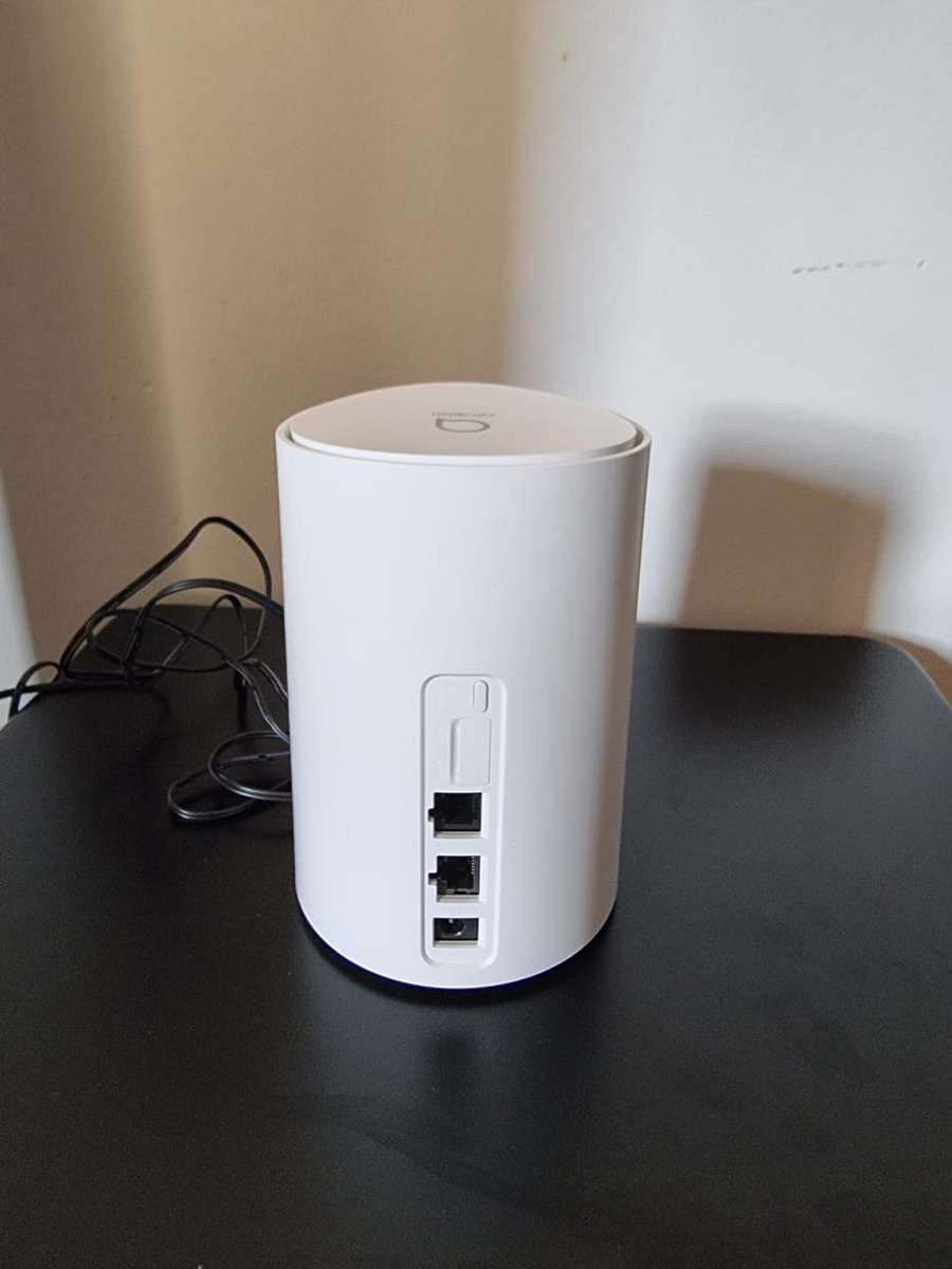Alcatel LINKHUB LTE cat7 Home Station router (It take a SIM CARD)