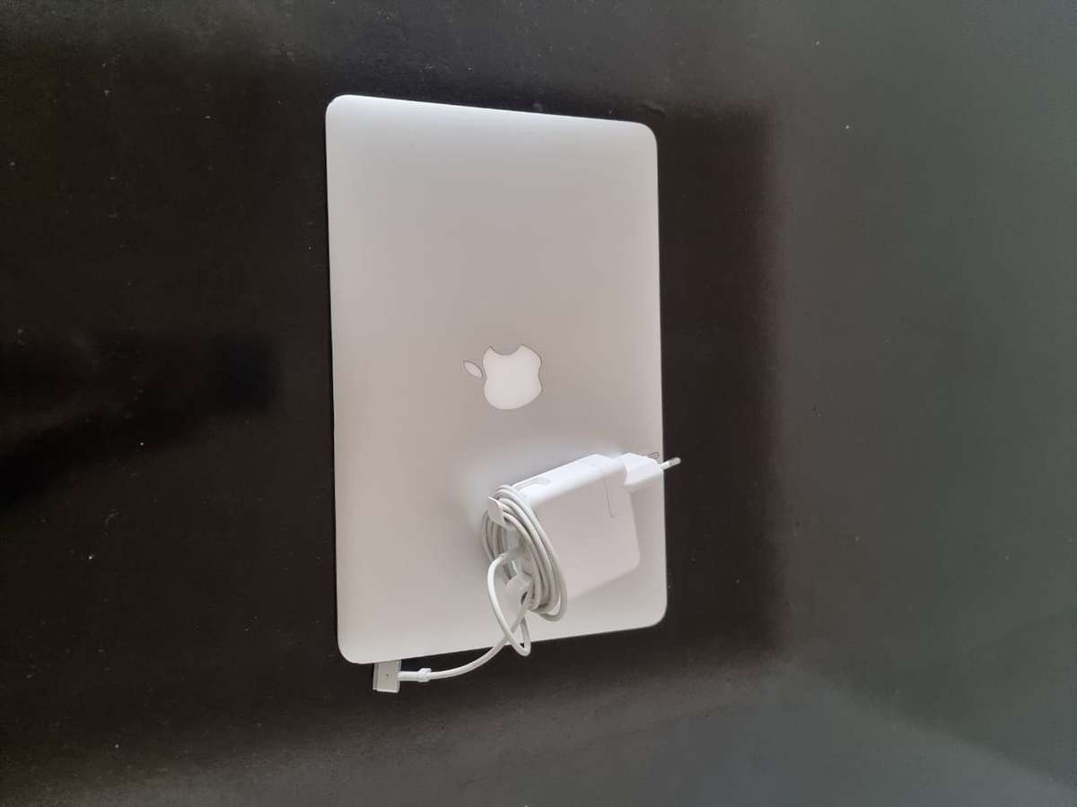 MacBook Air 11-inch (Early 2014) Intel Core i7, 8GB Ram, 512GB SSD