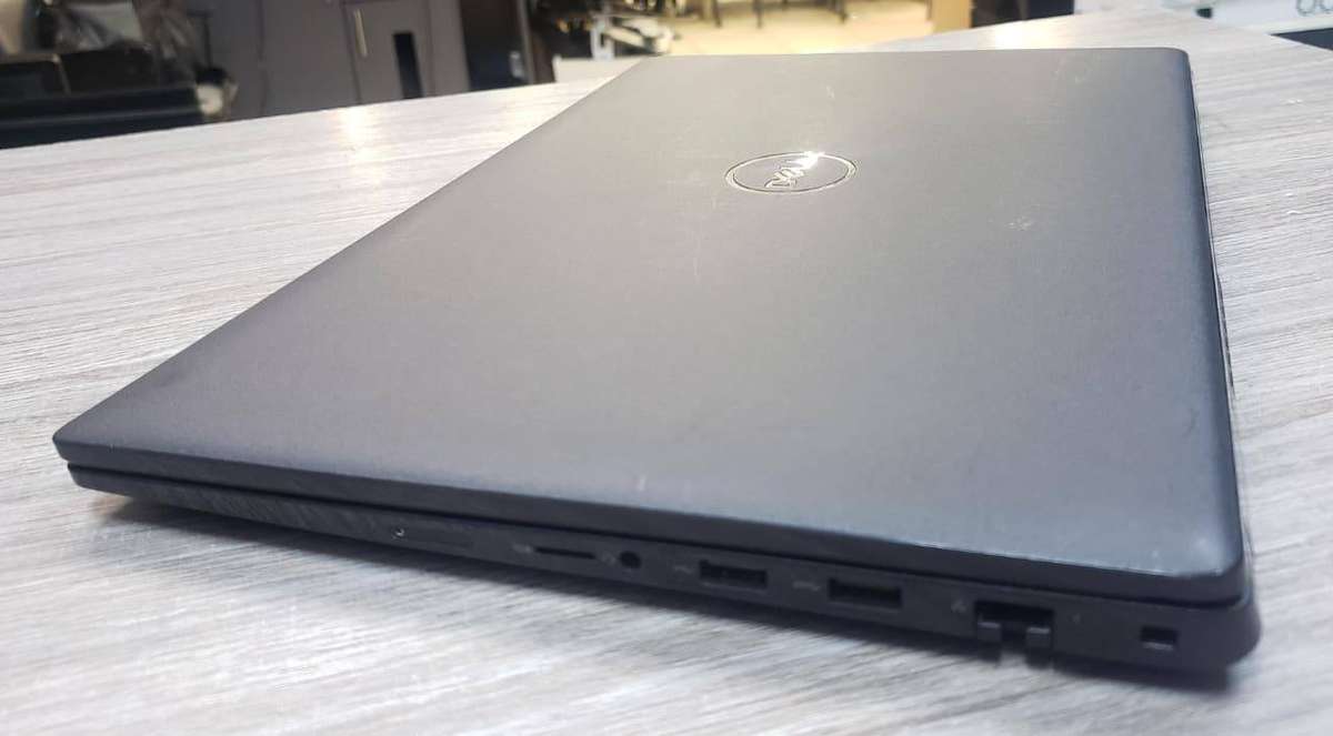 Dell Latitude 3520 15.6-inch Core i7-1165G7 16GB RAM 256GB SSD