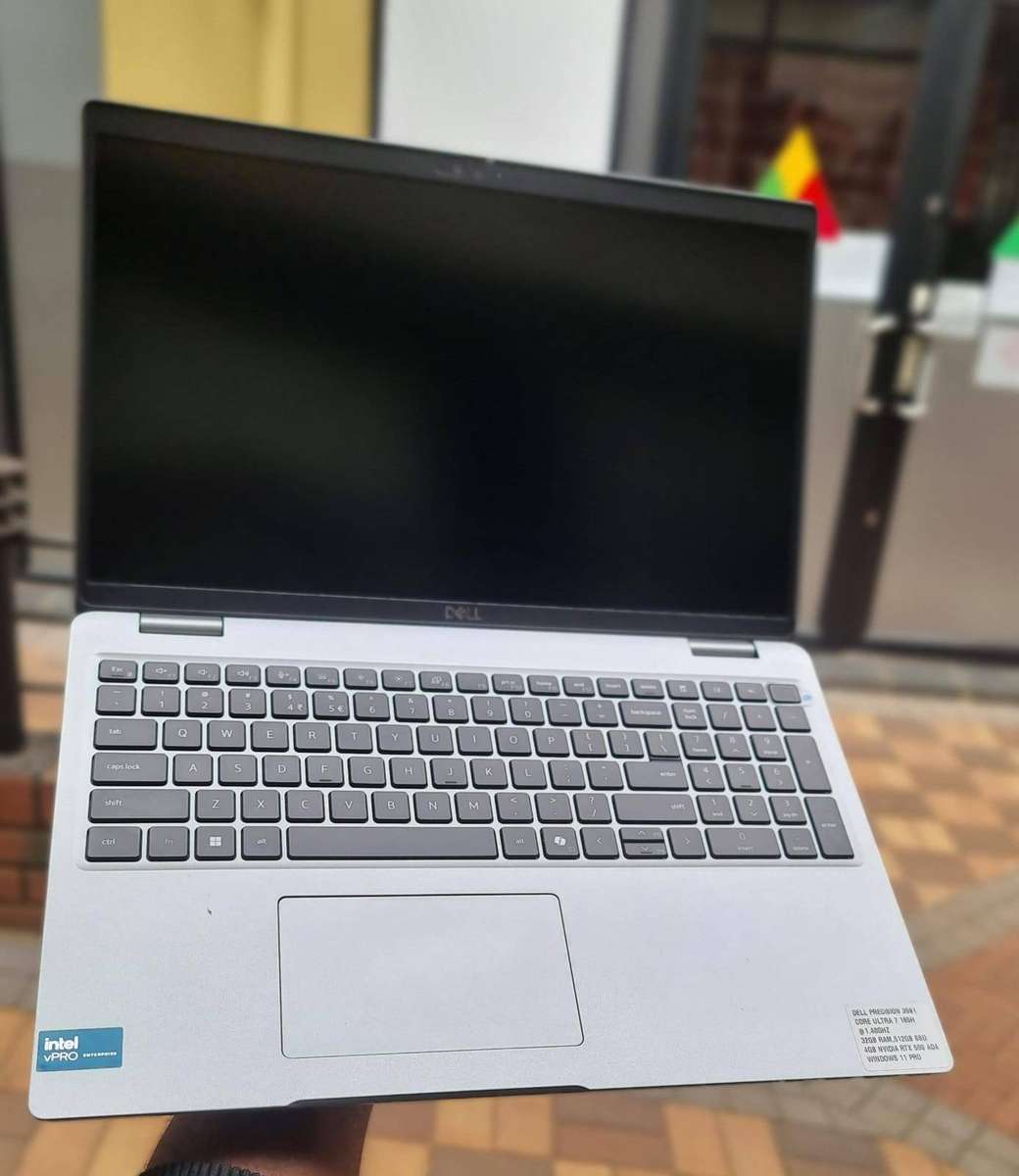 DELL PRECISION 3591 CORE ULTRA 7 165H , 32GB RAM,512GB SSD   4GB NVIDIA RTX 500 ADA WINDOWS 11 PRO