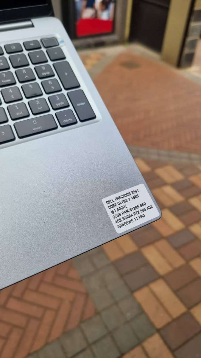 DELL PRECISION 3591 CORE ULTRA 7 165H , 32GB RAM,512GB SSD   4GB NVIDIA RTX 500 ADA WINDOWS 11 PRO