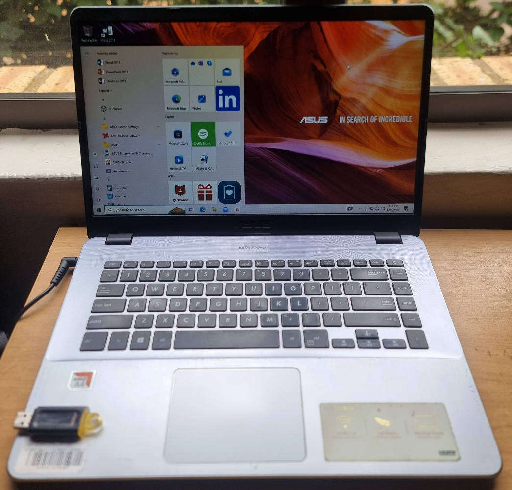 Asus vivobook amd radeon R3 laptop 8gb ram,500gb