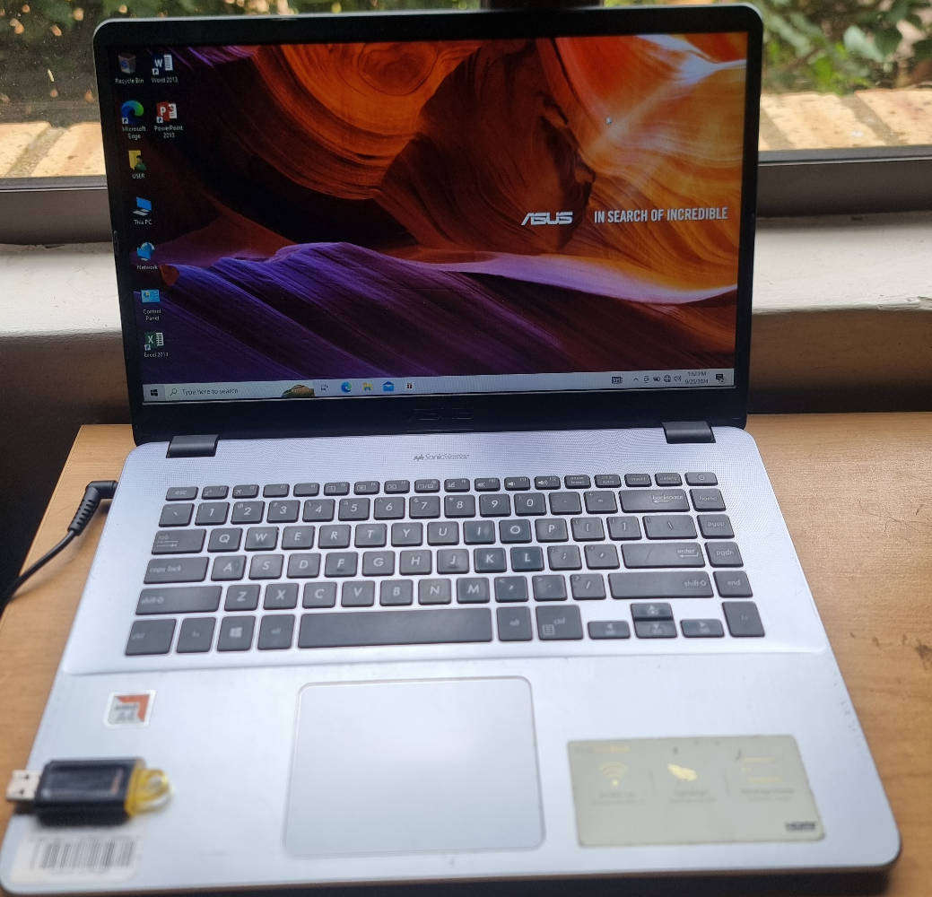Asus vivobook amd radeon R3 laptop 8gb ram,500gb