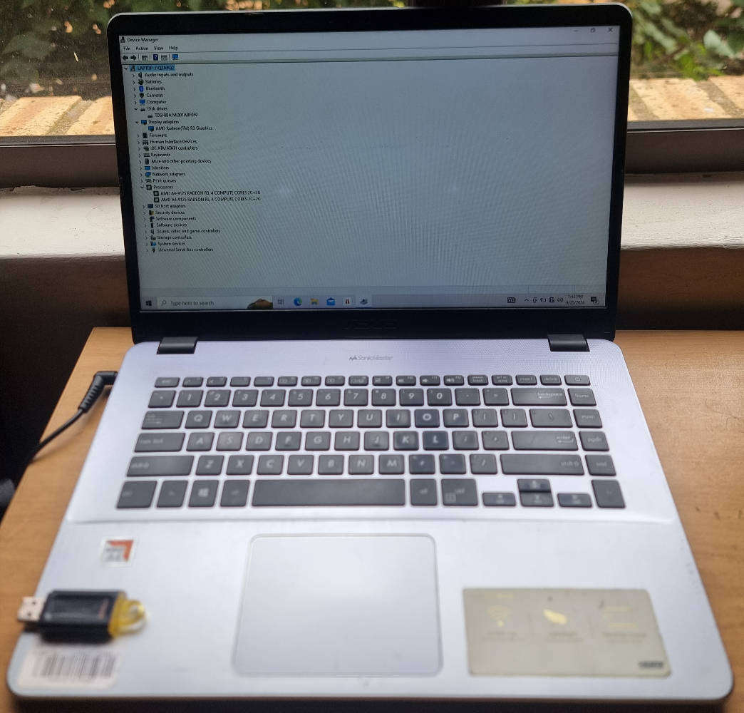 Asus vivobook amd radeon R3 laptop 8gb ram,500gb