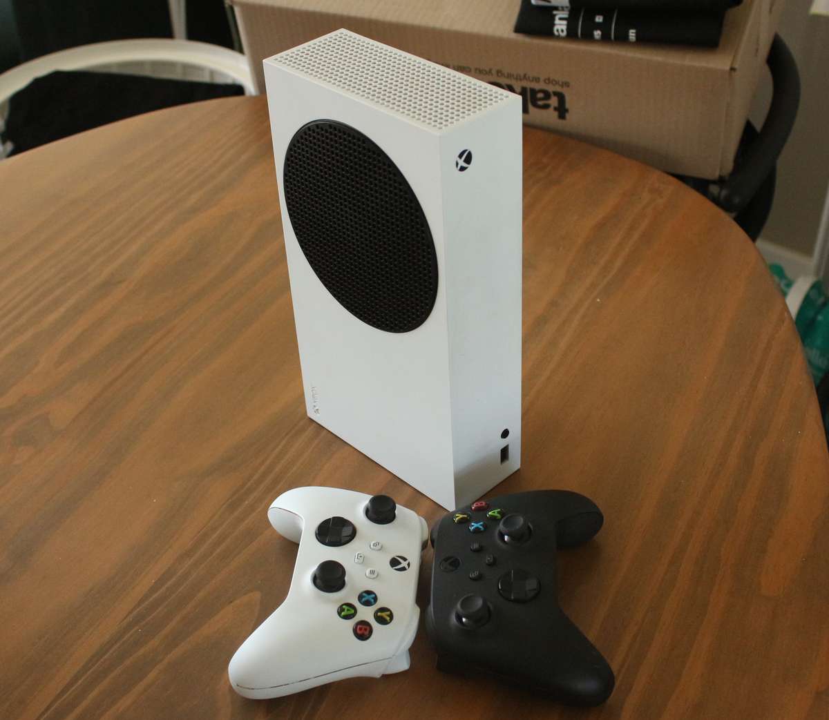 Xbox Series S + 2 Controllers