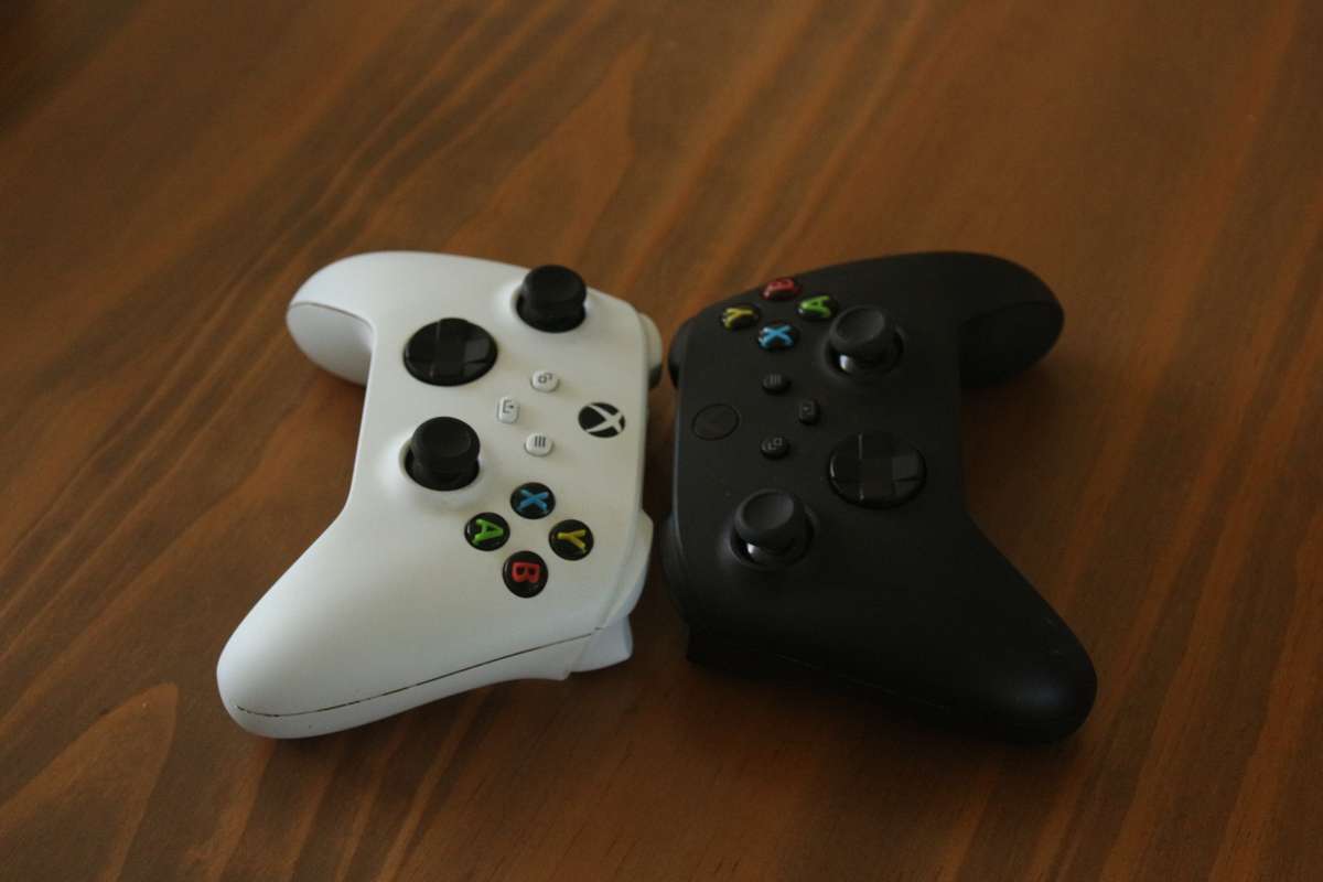 Xbox Series S + 2 Controllers