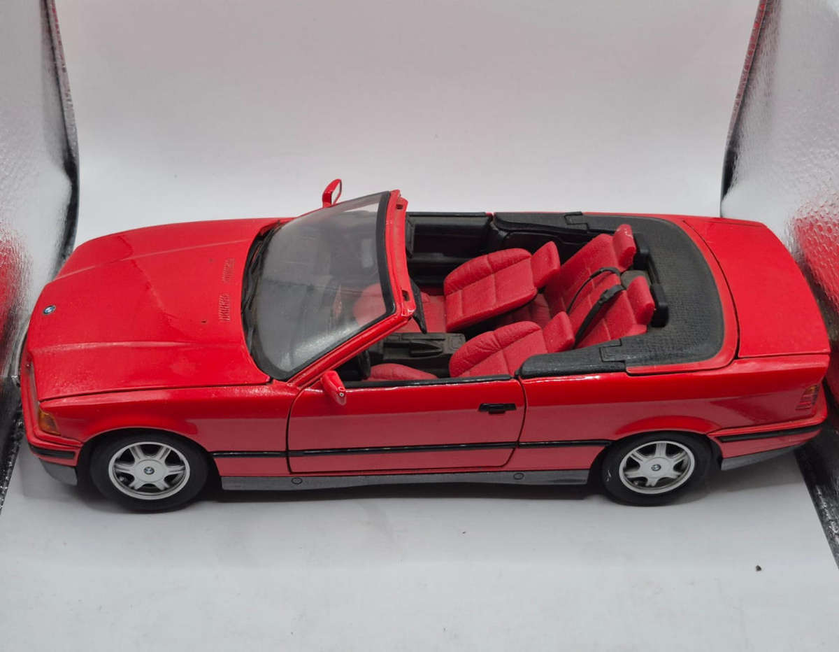 Maisto 1993 BMW 325i Red Diecast Convertible 1:18 Scale Model