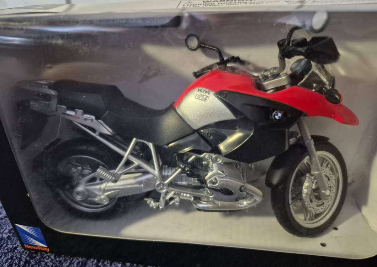 New Ray 1:12 scale die-cast model of a BMW R 1200 GS motorcycle