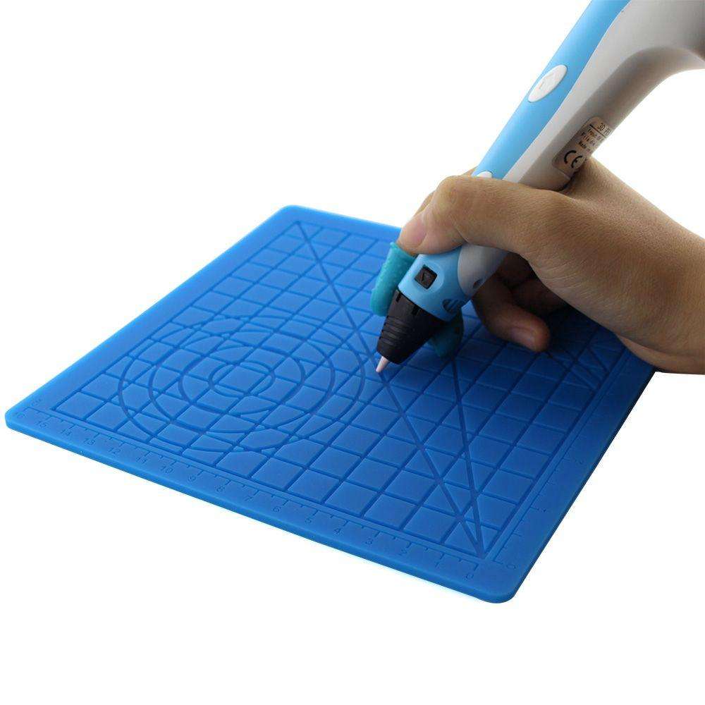 3D printing pen with a silicone mat and finger protectors