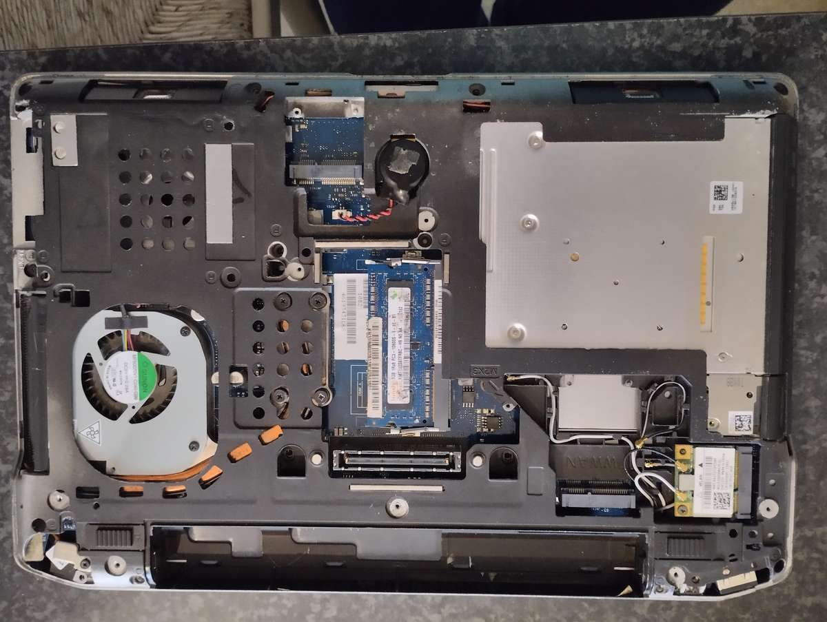 Dell Latitude E6330 for spares or repairs